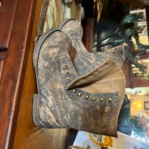 Magnolia pearl boots